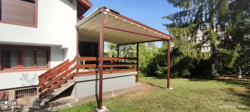 Пергола, обвита в зеленина, за романтична градина