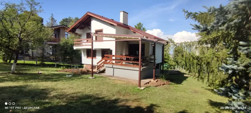 Пергола, обвита в зеленина, за романтична градина